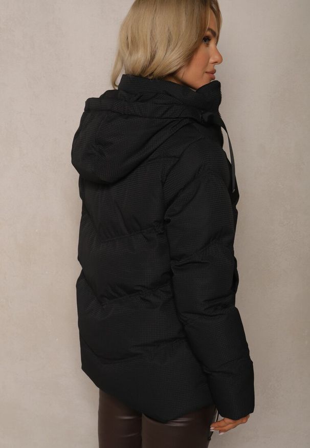 Renee - Czarna Pudełkowa Kurtka z Pikowanymi Przeszyciami Kapturem i Kieszeniami Vialaure. Okazja: na co dzień. Kolor: czarny. Materiał: jeans. Styl: elegancki, casual