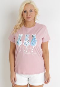 Born2be - Różowy Bawełniany T-shirt z Nadrukiem w Koty Ashanta. Kolor: różowy. Materiał: bawełna. Wzór: nadruk. Styl: klasyczny #6