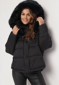 Born2be - Czarna Kurtka z Klasycznym Pikowaniem i Kapturem z Futerkiem Gylisa. Kolor: czarny. Materiał: futro. Styl: klasyczny #1