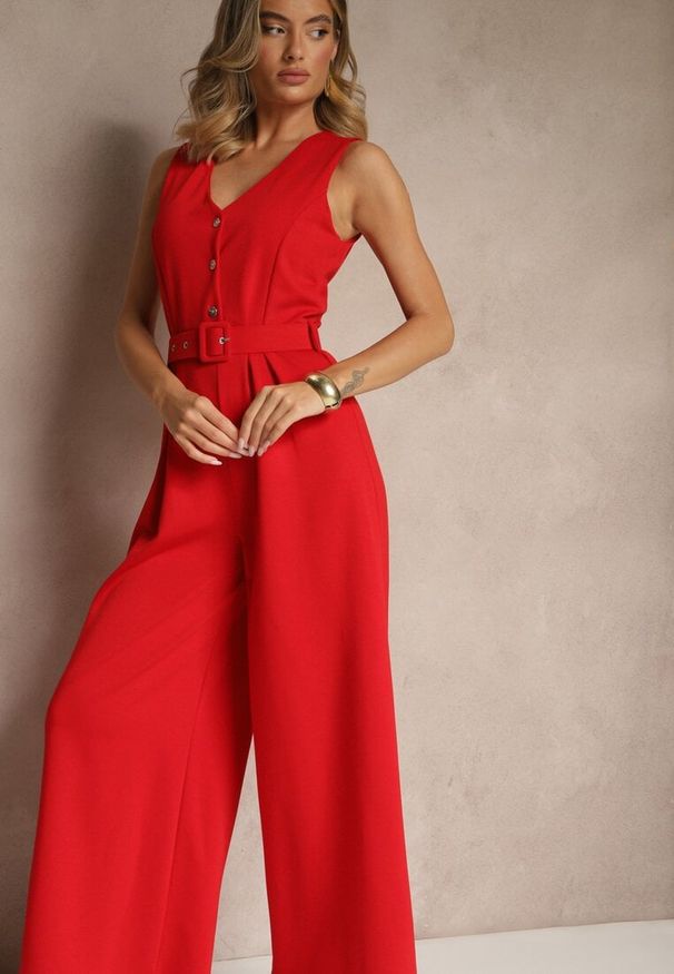 Renee - Czerwony Kombinezon o Taliowanym Kroju z Wiskozą i Paskiem Raliorea. Kolor: czerwony. Materiał: wiskoza. Styl: elegancki