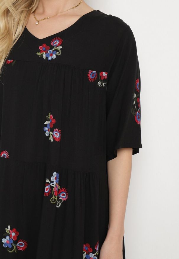 Born2be - Czarna Wiskozowa Sukienka o Rozkloszowanym Kroju z Krótkim Rękawem Givinia. Okazja: na co dzień, na imprezę. Kolekcja: plus size. Kolor: czarny. Materiał: wiskoza. Długość rękawa: krótki rękaw. Typ sukienki: proste, dla puszystych, rozkloszowane. Styl: elegancki, casual