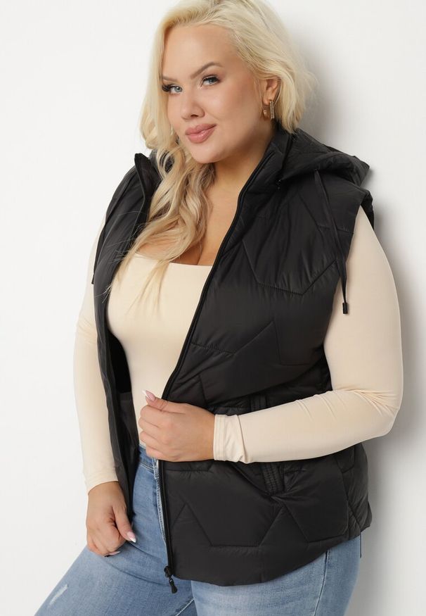 Born2be - Czarna Kamizelka z Pikowanymi Przeszyciami i Odpinanym Kapturem Delastris. Okazja: na spacer, na co dzień. Kolekcja: plus size. Kolor: czarny. Materiał: jeans. Styl: casual, elegancki