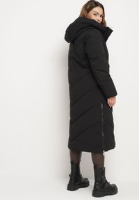 Born2be - Czarna Kurtka Pikowana o Długim Fasonie z Nieodpinanym Kapturem i Kieszeniami Nerilani. Okazja: na co dzień, na spacer. Kolor: czarny. Materiał: skóra. Długość: długie. Sezon: zima. Styl: casual, elegancki #5