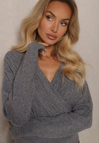 Renee - Szary Kopertowy Sweter z Domieszką Wiskozy z Nietoperzowymi Rękawami Patiara. Okazja: na co dzień. Typ kołnierza: dekolt w kształcie V. Kolor: szary. Materiał: wiskoza. Styl: elegancki, casual #3
