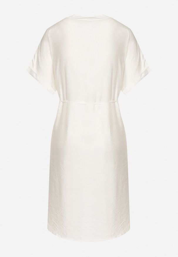 Born2be - Biała Pudełkowa Sukienka ze Ściągaczem w Talii Zdobiona Cyrkoniami Pilefia. Typ kołnierza: dekolt w kształcie V. Kolor: biały. Długość rękawa: krótki rękaw. Wzór: aplikacja. Styl: elegancki