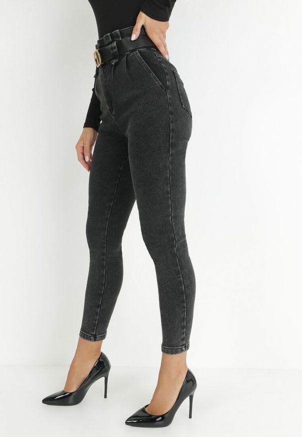 Born2be - Czarne Jeansy Mom Fit z Paskiem Humilia. Okazja: na co dzień. Stan: podwyższony. Kolor: czarny. Wzór: gładki. Styl: casual
