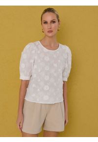 Sinsay - Bawełniana koszulowa bluzka z haftowanymi kwiatami - biały. Kolor: biały. Materiał: bawełna. Wzór: kwiaty, haft #1