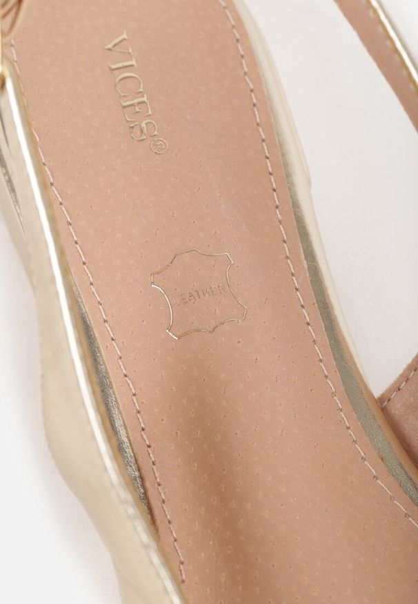 Renee - Złote Sandały Slingback Vices z Wkładką ze Skóry Naturalnej Lisanilis. Okazja: na spacer, na spotkanie biznesowe. Zapięcie: pasek. Kolor: złoty. Materiał: skóra. Obcas: na obcasie. Styl: biznesowy