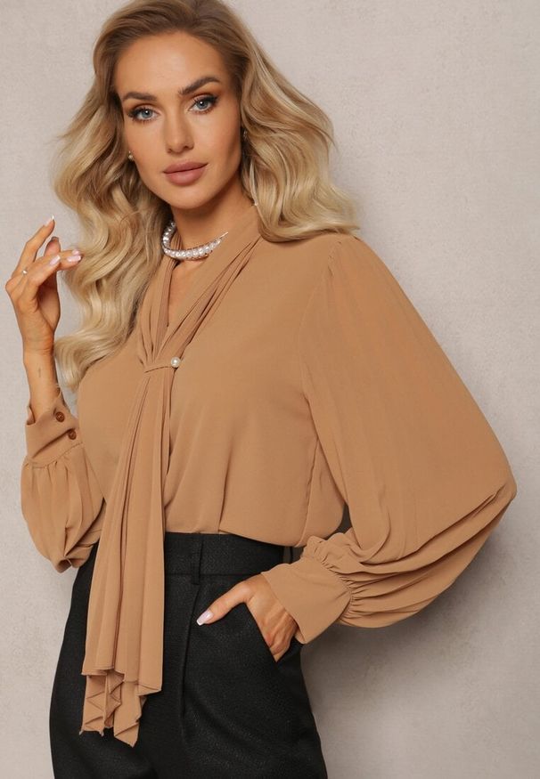 Renee - Brązowa Bluzka z Wiązaniem wokół Szyi i Plisowanym Rękawem Henokia. Kolor: brązowy. Styl: elegancki