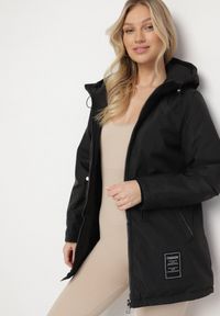 Born2be - Czarna Kurtka Parka z Kapturem i Kieszeniami Ściągana w Pasie Omeina. Okazja: na co dzień. Typ kołnierza: kaptur. Kolor: czarny. Materiał: jeans. Styl: casual, elegancki #3
