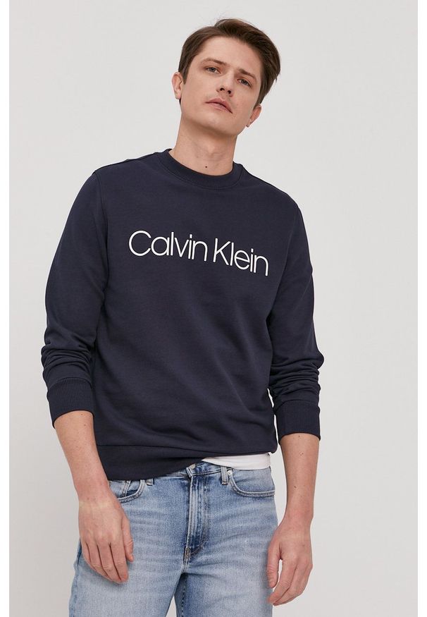 Calvin Klein Bluza męska kolor granatowy z nadrukiem. Okazja: na co dzień. Kolor: niebieski. Materiał: bawełna. Wzór: nadruk. Styl: casual