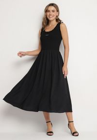 Born2be - Czarna Wiskozowa Sukienka o Rozkloszowanym Kroju z Ozdobną Naszywką Ronestra. Okazja: na co dzień. Kolor: czarny. Materiał: wiskoza. Wzór: aplikacja. Typ sukienki: proste. Styl: klasyczny, casual #4