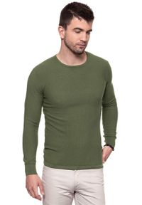 Wrangler - MĘSKI SWETER WRANGLER PIQUE CREW KNIT DEEP LICHEN GRN W8616PT1X. Kolor: zielony