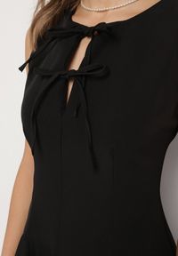 Born2be - Czarna Rozkloszowana Sukienka Bez Rękawów z Ozdobnymi Wiązaniami Avelkio. Okazja: na spacer, na co dzień. Kolor: czarny. Długość rękawa: bez rękawów. Typ sukienki: rozkloszowane. Styl: elegancki, casual #7