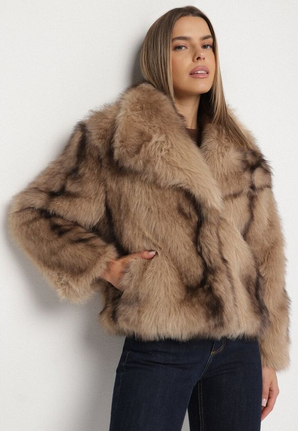 Born2be - Beżowa Kurtka Futrzana z Szerokim Kołnierzem Ditene. Okazja: na randkę, na co dzień. Kolor: beżowy. Materiał: futro. Styl: casual