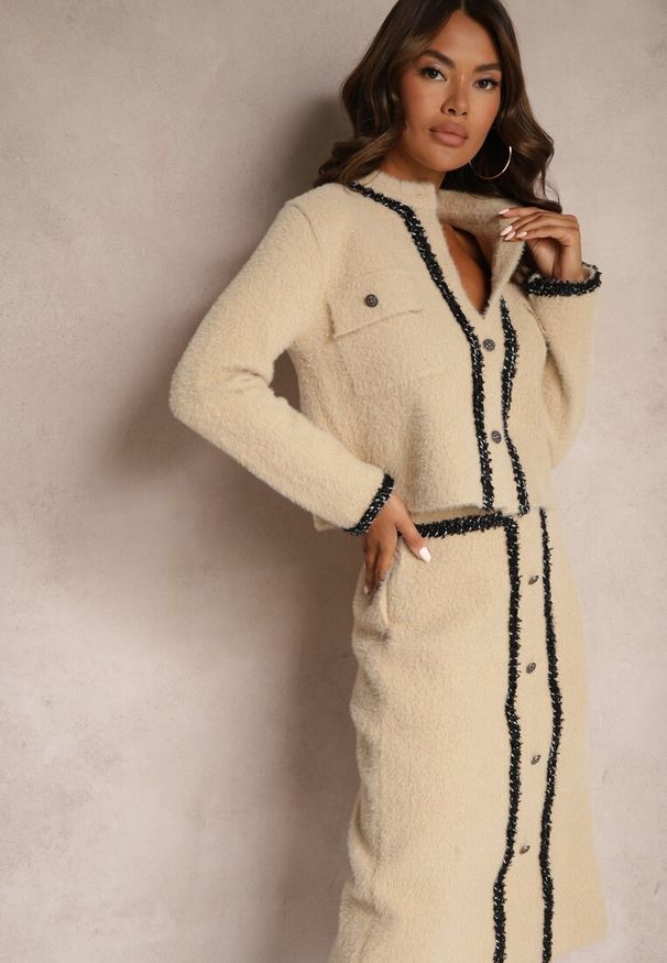 Renee - Beżowy Wiskozowy Komplet Retro z Dzianiny o Długom Włosiu Kardigan i Spódnica Sailine. Kolor: beżowy. Materiał: dzianina, wiskoza. Wzór: aplikacja