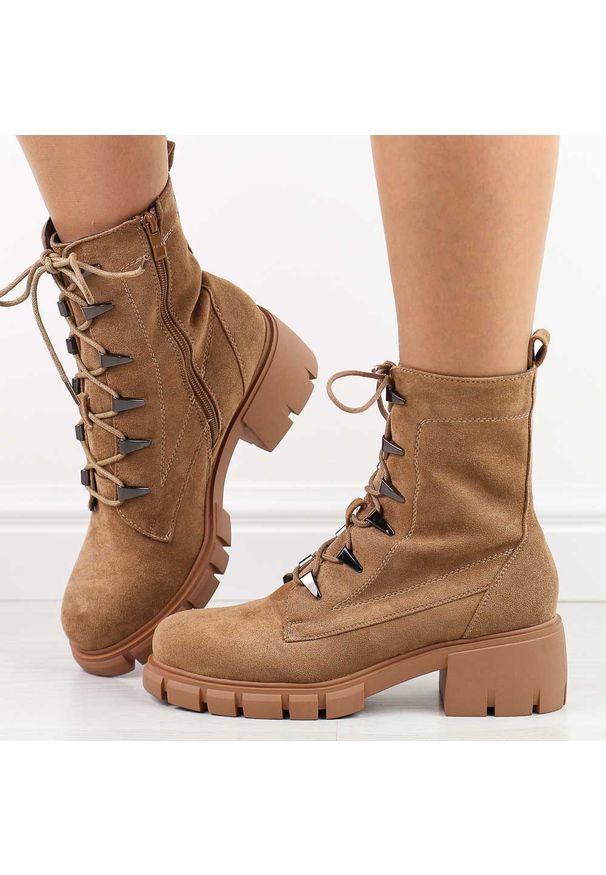 Beżowe zamszowe botki damskie na traperze Jezzi 2038-20 Gruby Spód. Kolor: beżowy. Materiał: zamsz. Obcas: na obcasie. Wysokość obcasa: średni