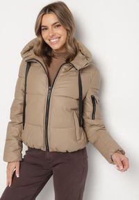 Born2be - Ciemnobeżowa Pikowana Kurtka Puffer z Kapturem i Ozdobnymi Taśmami Relania. Okazja: na spacer, na co dzień. Typ kołnierza: kaptur. Kolor: beżowy. Materiał: poliester, dzianina, skóra. Styl: casual
