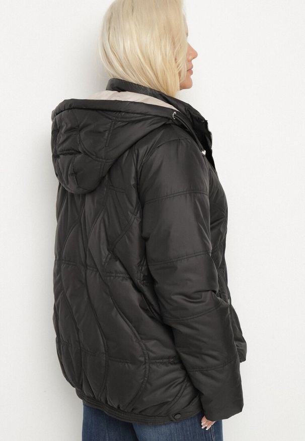Born2be - Czarna Pikowana Kurtka z Odpinanym Kapturem i Kieszeniami Vilbia. Okazja: na co dzień, na spacer. Kolekcja: plus size. Kolor: czarny. Materiał: jeans, poliester. Styl: sportowy, casual, elegancki