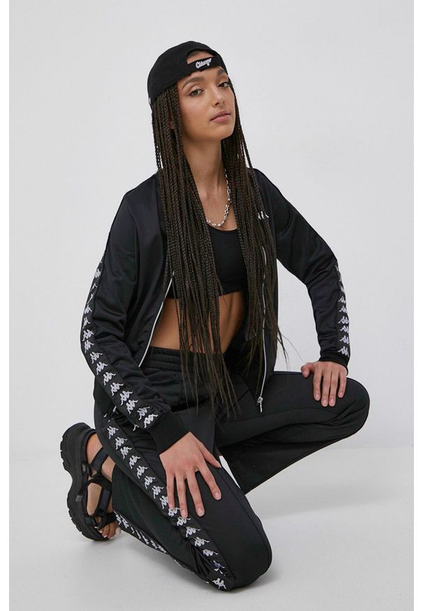 Kappa bluza damska kolor czarny z aplikacją. Okazja: na co dzień. Kolor: czarny. Materiał: tkanina. Wzór: aplikacja. Styl: casual