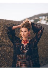 Reserved - Dzianinowa narzutka plażowa - czarny. Okazja: na plażę. Kolor: czarny. Materiał: dzianina #1