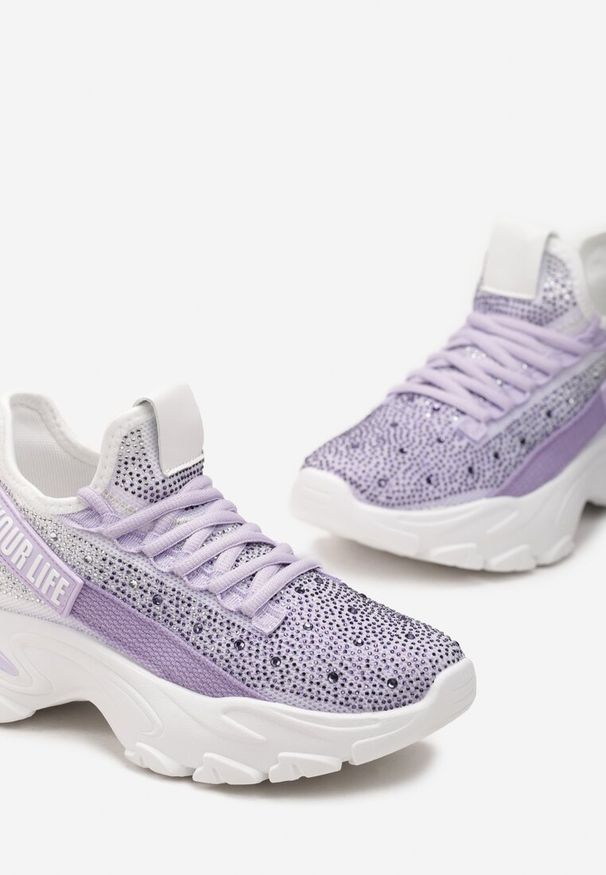 Renee - Fioletowe Sneakersy z Błyszczącymi Cyrkonami i Napisem Halerin. Kolor: fioletowy. Wzór: napisy