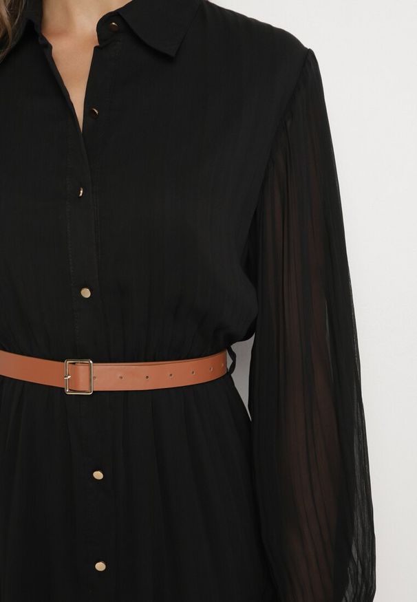 Born2be - Czarna Plisowana Sukienka o Koszulowym Kroju z Dodatkowym Paskiem Mialessa. Okazja: na co dzień. Kolor: czarny. Materiał: materiał. Typ sukienki: koszulowe. Styl: casual, elegancki, klasyczny