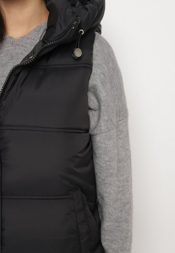 Born2be - Czarna Kamizelka Pikowana z Ozdobnym Suwakiem z Kapturem Fortisse. Okazja: na co dzień, na spotkanie biznesowe. Typ kołnierza: kaptur. Kolor: czarny. Styl: biznesowy, klasyczny, casual, elegancki