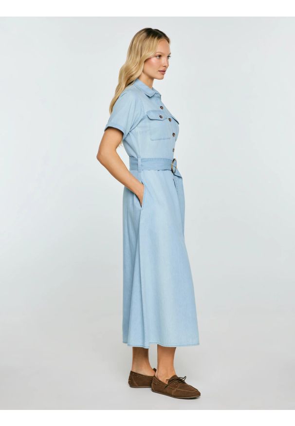 Big-Star - Sukienka damska midi jeansowa trapezowa niebieska Becca 136. Okazja: na co dzień. Kolor: niebieski. Materiał: jeans. Długość rękawa: krótki rękaw. Typ sukienki: trapezowe. Styl: casual. Długość: midi