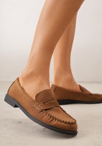 Renee - Brązowe Mokasyny VICES z Wkładką ze Skóry Naturalnej i Przeszyciami Astanie. Okazja: na co dzień. Kolor: brązowy. Materiał: skóra. Szerokość cholewki: normalna. Styl: casual, klasyczny, elegancki #1