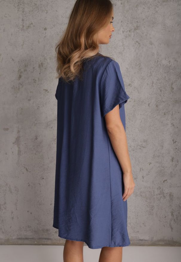 Renee - Niebieska Wiskozowa Sukienka Pudełkowa z Dekoltem w Serek Noludig. Typ kołnierza: dekolt w serek. Kolekcja: plus size. Kolor: niebieski. Materiał: wiskoza. Typ sukienki: dla puszystych