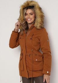 Born2be - Brązowa Kurtka Parka z Kapturem i Odpinana Podszewką w Pasie Ściągana Sznurkiem Ekava. Typ kołnierza: kaptur. Kolor: brązowy. Materiał: futro #3