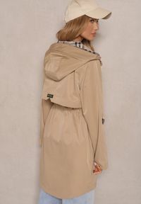 Renee - Ciemnobeżowa Kurtka Typu Parka ze Wzorzystymi Wstawkami w Kapturze i Podpinanych Rękawach Kailenna. Kolor: beżowy. Materiał: tkanina