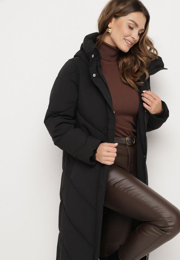 Born2be - Czarna Kurtka Pikowana o Długim Fasonie z Nieodpinanym Kapturem i Kieszeniami Nerilani. Okazja: na spacer, na co dzień. Kolor: czarny. Materiał: skóra. Długość: długie. Sezon: zima. Styl: casual, elegancki