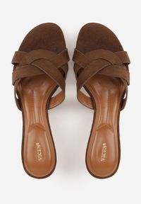 Renee - Brązowe Klapki na Kaczuszce VICES Ozdobione Geometryczną Cholewką Nedanoire. Okazja: na randkę, na spacer. Kolor: brązowy. Wzór: geometria, aplikacja. Obcas: na szpilce. Styl: boho. Wysokość obcasa: średni #8