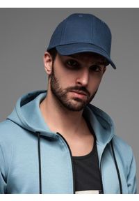 Ombre Clothing - Jednokolorowa czapka męska bejsbolówka z daszkiem – granatowa V2. Kolor: niebieski. Materiał: bawełna. Wzór: ze splotem. Styl: klasyczny, sportowy, casual #3
