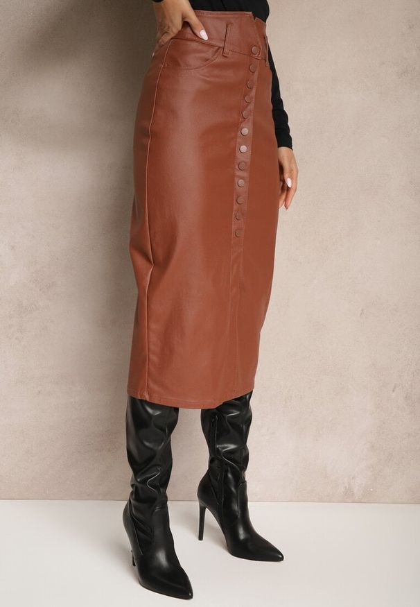 Renee - Jasnobrązowa Spódnica z Ekoskóry High Waist z Rozcięciem i Napami z Przodu Asttia. Okazja: na co dzień. Stan: podwyższony. Kolor: brązowy. Materiał: bawełna. Sezon: jesień, zima. Styl: casual