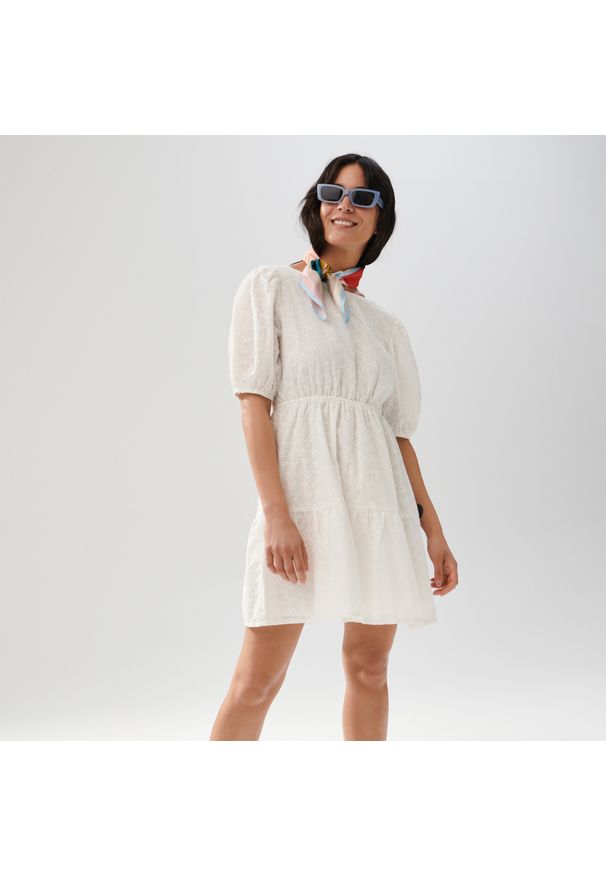 Sinsay - Sukienka mini ze wzorem - Kremowy. Kolor: kremowy. Długość: mini