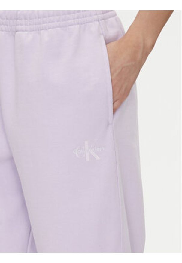 Calvin Klein Jeans Spodnie dresowe Monologo LV047B235G Fioletowy Regular Fit. Kolor: fioletowy. Materiał: bawełna