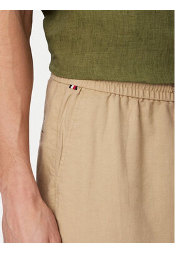 TOMMY HILFIGER - Tommy Hilfiger Szorty materiałowe Dover MW0MW44353 Khaki Regular Fit. Kolor: brązowy. Materiał: len