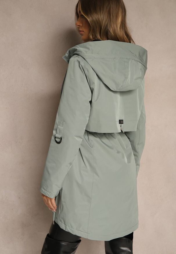 Renee - Zielona Kurtka Typu Parka z Kapturem o Klasycznym Kroju Tulania. Okazja: na spacer, na co dzień. Typ kołnierza: kaptur. Kolor: zielony. Materiał: jeans. Styl: klasyczny