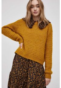 Vero Moda Sweter damski kolor żółty ciepły. Kolor: żółty. Materiał: poliester, dzianina. Wzór: ze splotem