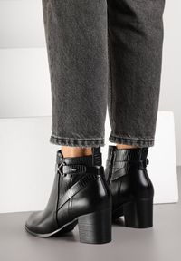 Born2be - Czarne Botki na Słupku z Metaliczną Aplikacją przy Cholewce Tulianis. Okazja: na co dzień. Kolor: czarny. Materiał: jeans. Szerokość cholewki: normalna. Wzór: aplikacja. Obcas: na słupku. Styl: casual, elegancki. Wysokość obcasa: średni #6