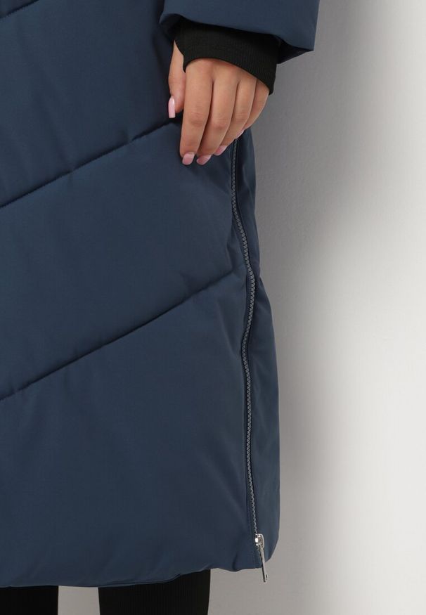 Born2be - Granatowa Kurtka Pikowana o Długim Fasonie z Nieodpinanym Kapturem i Kieszeniami Nerilani. Okazja: na co dzień, na spacer. Kolor: niebieski. Materiał: skóra. Długość: długie. Sezon: zima. Styl: casual, elegancki