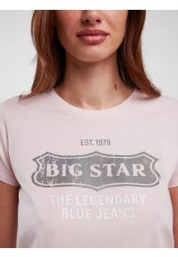 Big-Star - Koszulka damska z nadrukiem na piersi z kolekcji Authentic różowa Rissmelna 600. Kolor: różowy. Materiał: dzianina, jeans. Wzór: nadruk. Styl: klasyczny, retro #5