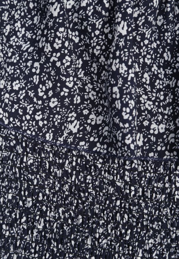 Born2be - Granatowa Bawełniana Sukienka z Hiszpańskim Dekoltem i Marszczoną Górą w Kwiaty Samorea. Okazja: na co dzień. Kolor: niebieski. Materiał: bawełna. Wzór: kwiaty. Styl: casual, elegancki