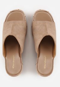 Born2be - Ciemnobeżowe Klapki Drewniaki z Imitacji Zamszu na Koturnie Zdobione Nitami Edraele. Okazja: na co dzień. Kolor: beżowy. Materiał: zamsz. Wzór: aplikacja. Obcas: na koturnie. Styl: boho, casual, klasyczny, elegancki #4