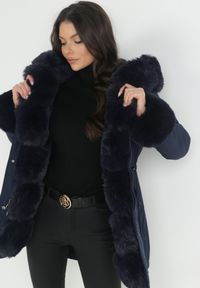 Born2be - Granatowa Kurtka Parka z Kapturem i Wstawkami z Futerka Caranze. Okazja: na co dzień. Typ kołnierza: kaptur. Kolor: niebieski. Materiał: futro. Sezon: zima, jesień. Styl: casual #5