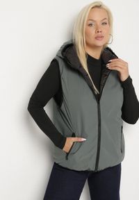 Born2be - Zielona Dwustronna Kamizelka z Kapturem Zdobiona Pikowanymi Przeszyciami Tuliona. Okazja: na spacer. Typ kołnierza: kaptur. Kolekcja: plus size. Kolor: zielony. Materiał: jeans. Wzór: aplikacja. Styl: elegancki #1