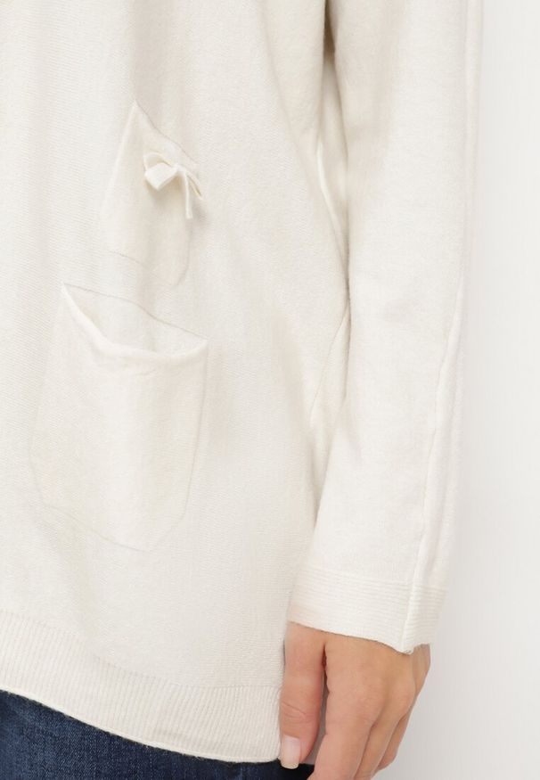 Born2be - Jasnobeżowy Sweter z Wiskozą Ozdobiony Wsuwanymi Kieszonkami i Kokardą Omeza. Okazja: na co dzień. Typ kołnierza: kokarda. Kolor: beżowy. Materiał: wiskoza. Długość rękawa: długi rękaw. Długość: długie. Wzór: aplikacja. Styl: elegancki, casual